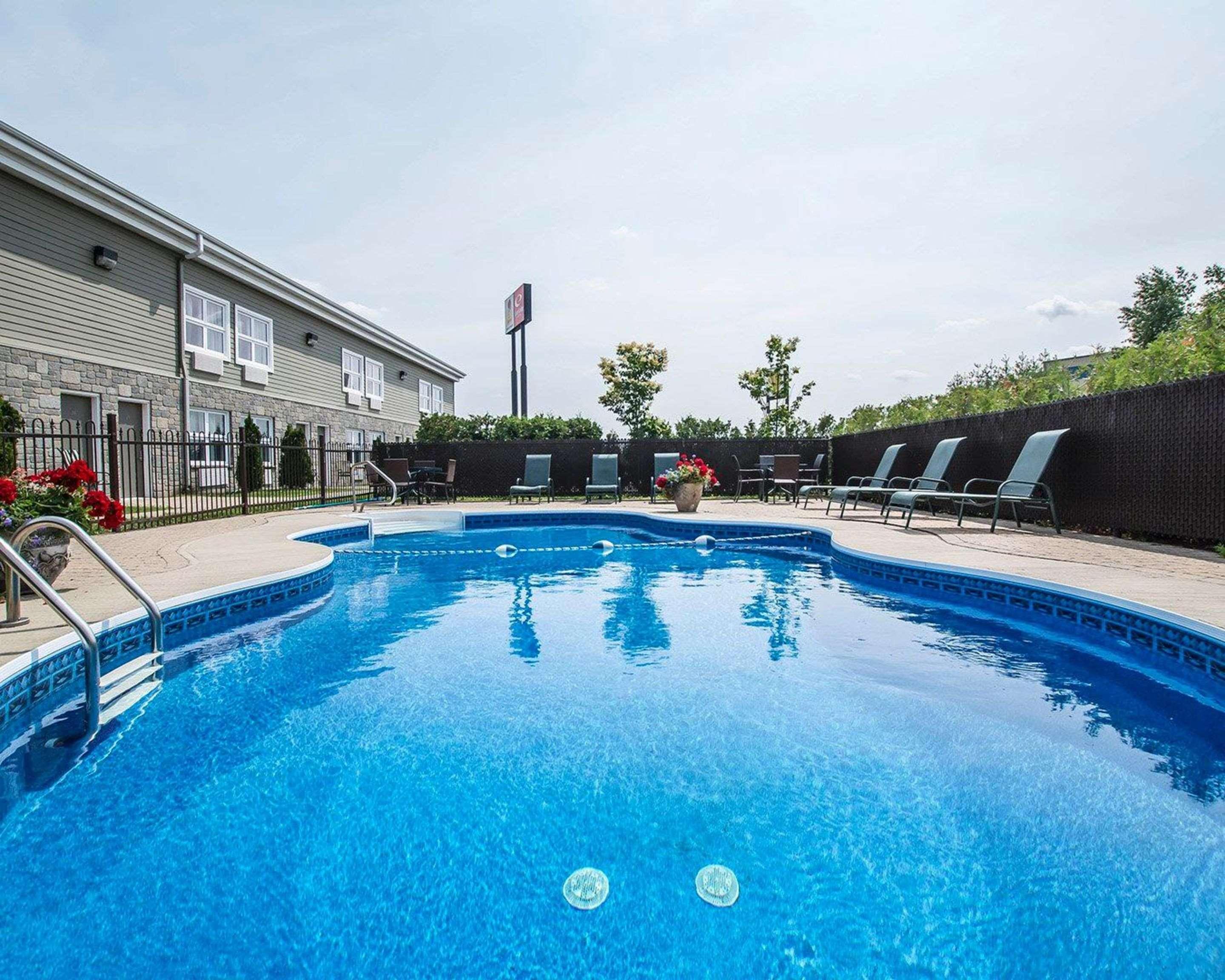 Econo Lodge Inn & Suites Montmagny Kültér fotó