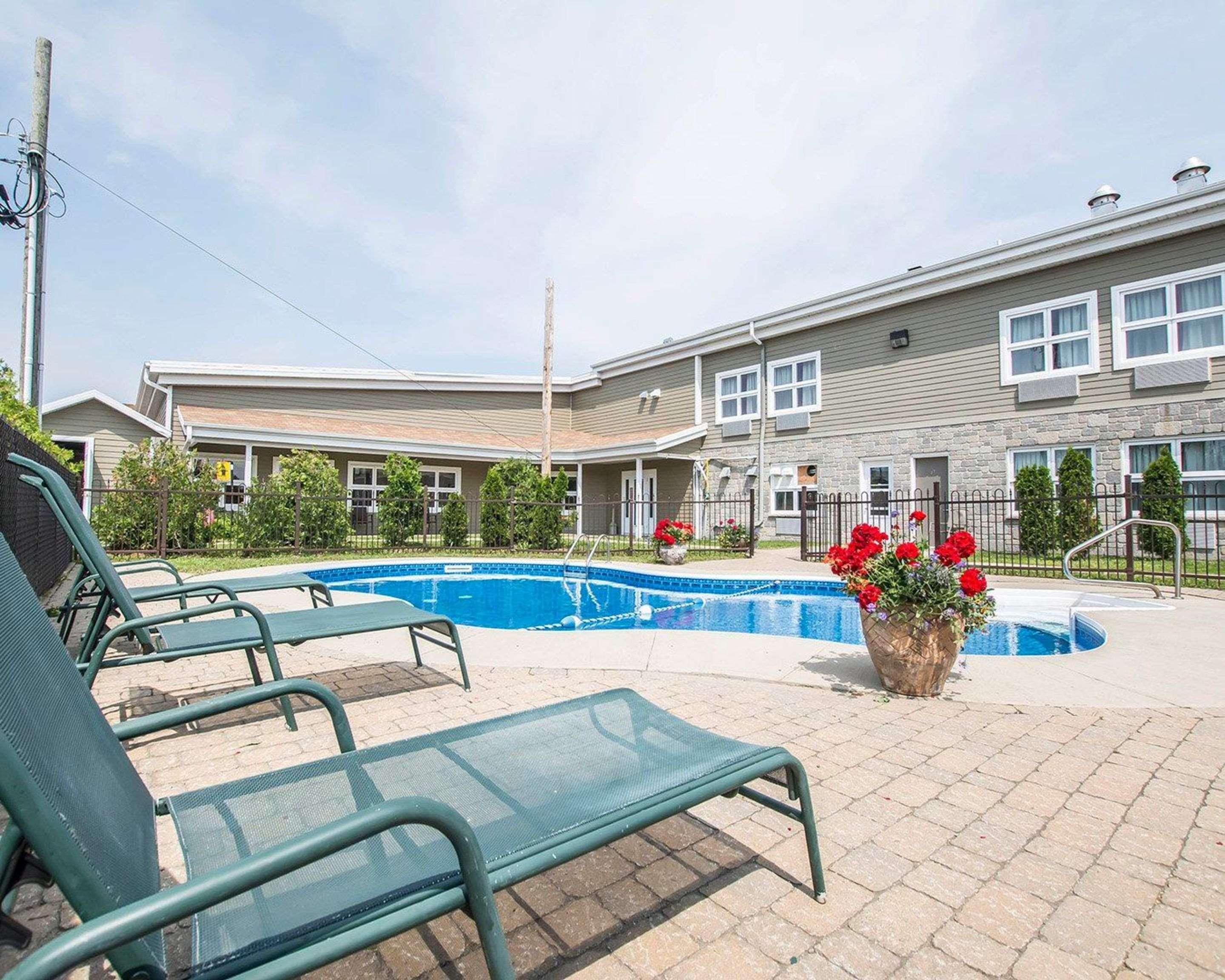 Econo Lodge Inn & Suites Montmagny Kültér fotó